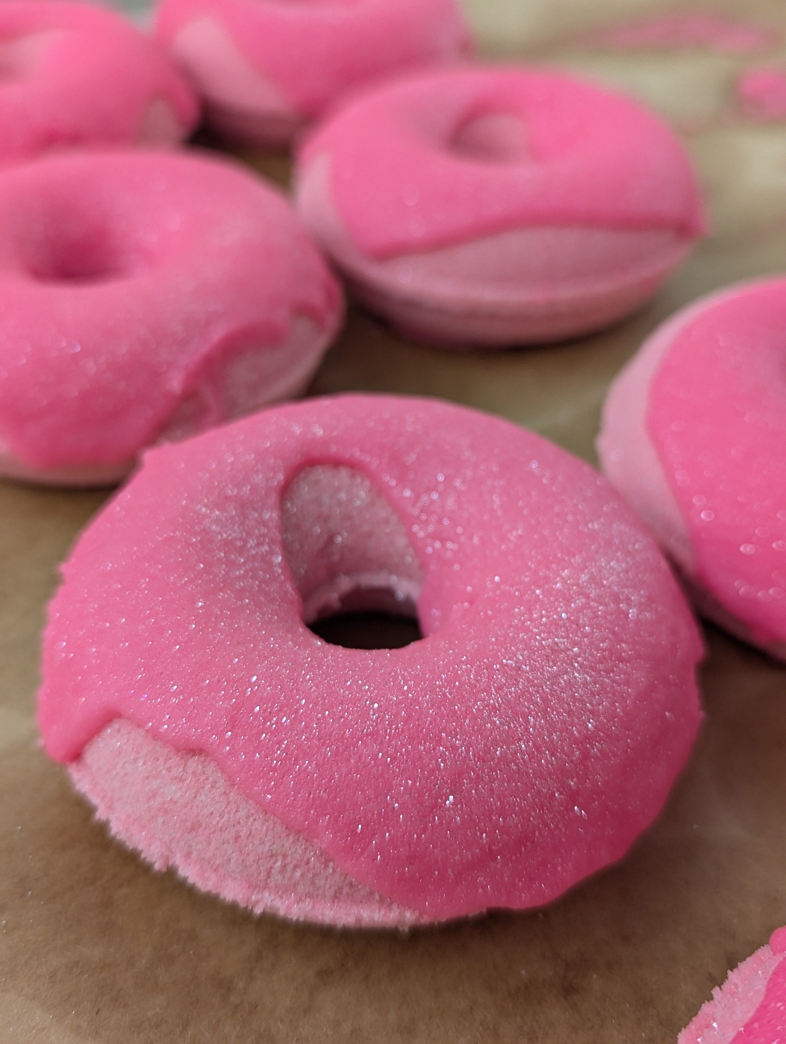 NEW PINK LOGO (10) good BATH BOMBS & (1) DONUT SCRUB